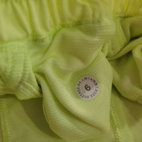 LULULEMON Shorts,  Hotty Hot Shorts, Size 6, New Condition - Picture 6 of 7